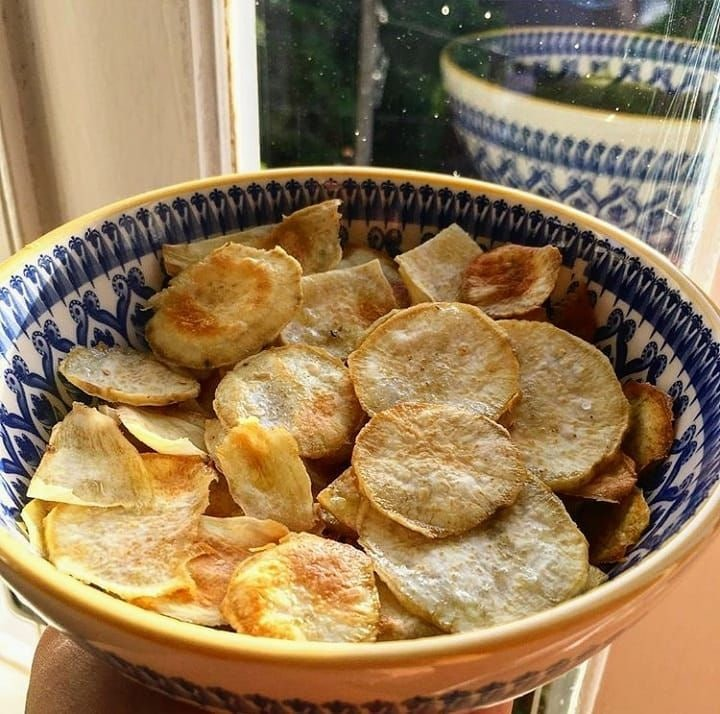 Tigela com chips crocantes feitos por aluna